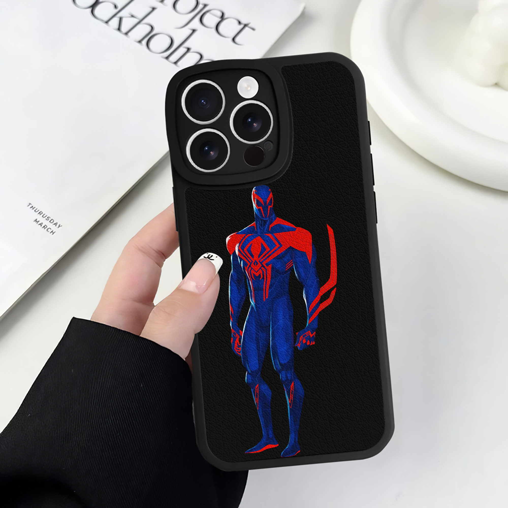 （画像用） Spider Man スパイダーマン 【iPhone 16シリーズ対応】シリコンスマホケース（レザー調） 材質：シリコン